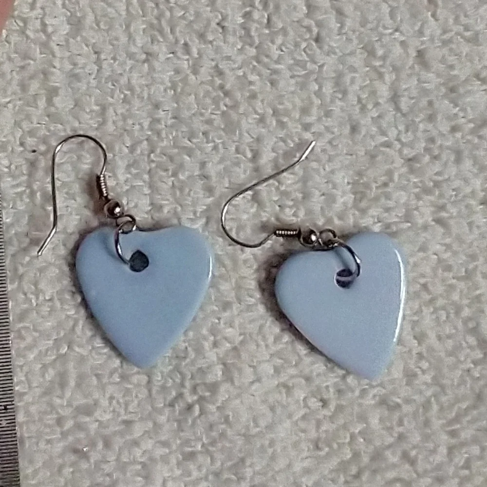 Silvertone bluish purplish heart wire earrings